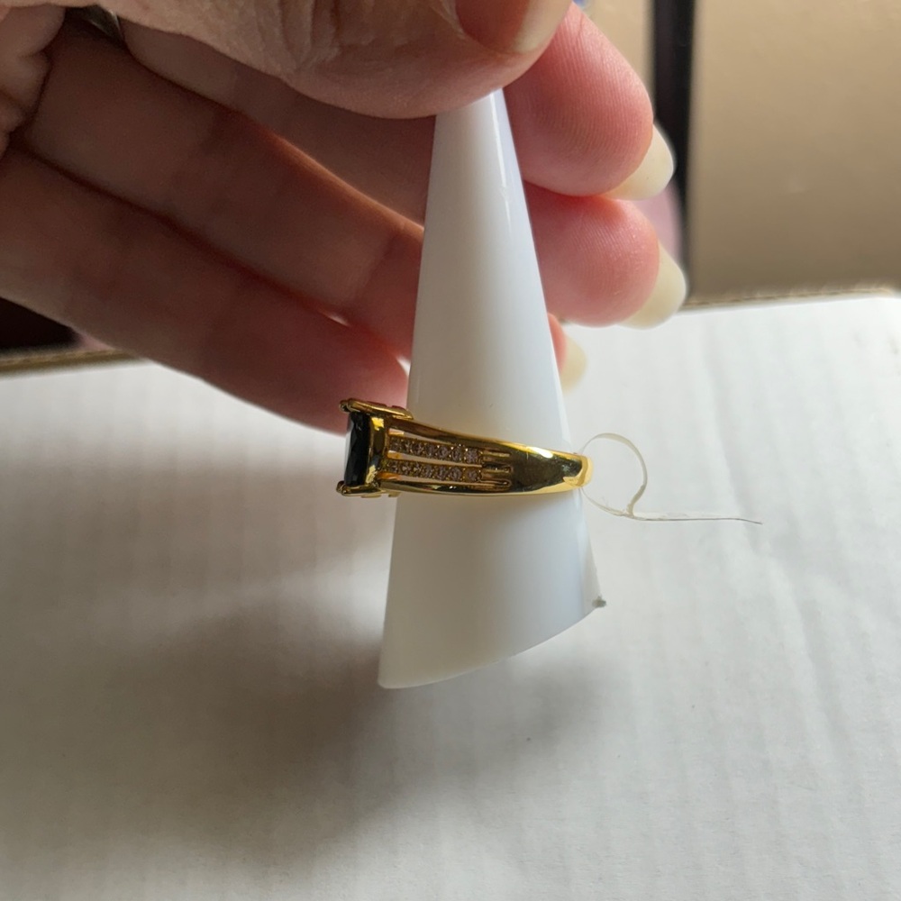 Elegant Gold and Black Women's Ring - Picture 2 of 4